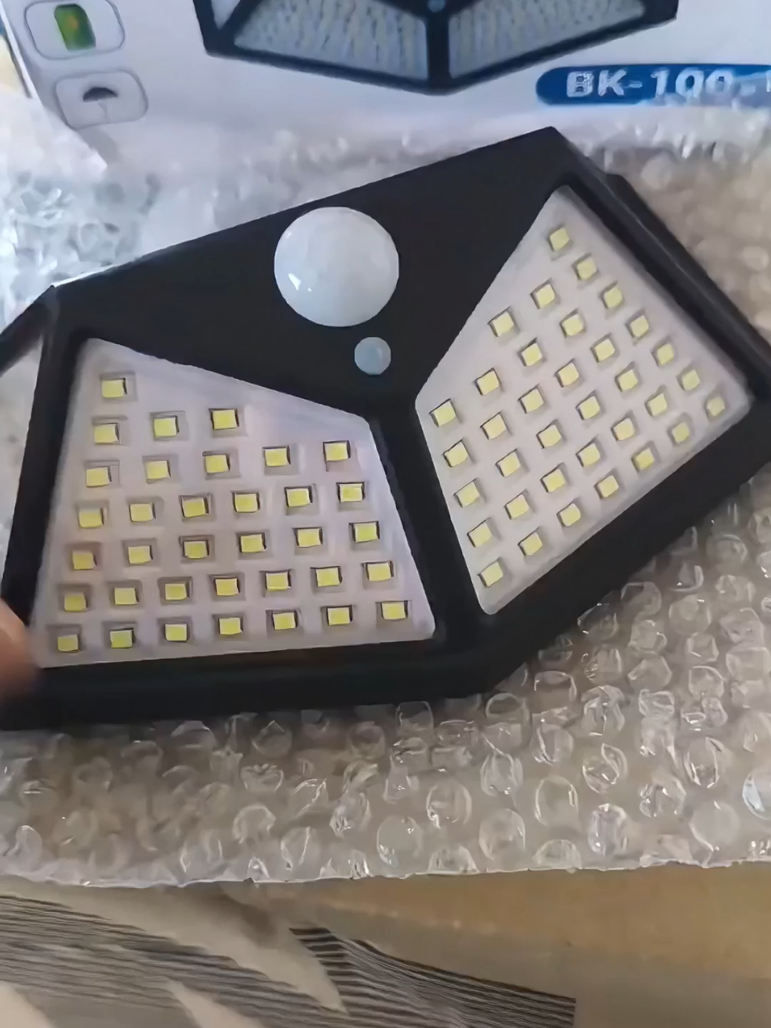 Luminária solar de parede 100 Leds Com Sensor à prova d'água. #luminariasolar