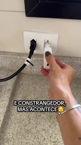 Praticidade neaaaah?! Não vai passar esse constrangimento de não ter carregador pra emprestar!  Esse carregador tem todas as entradas e saídas que você precisa! Sem contar que carrega muito mais rápido e é muito mais resistente! #carregador #carregadordeiphone #tecnologia #usb 