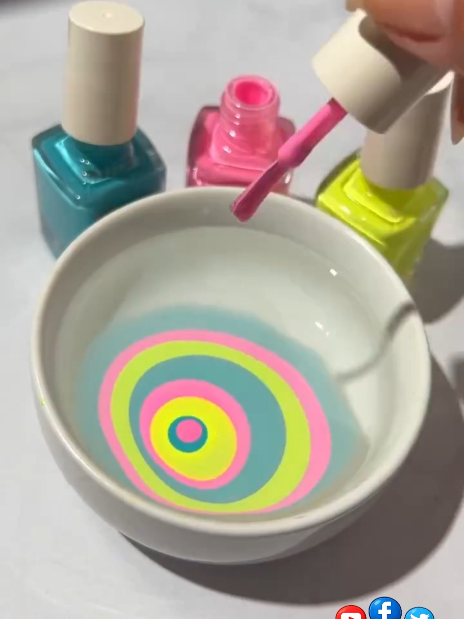 Sadece Su ve Oje ile Bu Deseni Yaptı! 😱💅 | Kendi Tarzını Yarat She Made This Nail Design Using Only Water & Nail Polish! 😱💅 Bu videoda sadece oje ve su kullanarak ortaya çıkan inanılmaz bir nail art tekniğini görüyorsun! 🎨💅 Renklerin suyun üzerinde dans ettiği bu yöntemle, her seferinde tamamen benzersiz ve özgün tasarımlar elde edebilirsin. Kendi tarzını yaratmak hiç bu kadar kolay olmamıştı! Denemeye cesaretin var mı? 😏 Watch how this stunning nail design is created using only water and nail polish! 💅✨ The colors float and blend on the surface, forming a unique pattern every single time. It’s simple, satisfying, and incredibly beautiful! Would you try this yourself? 😏 #nailart #watermarblenails #naildesign #beautytrend #viralvideo