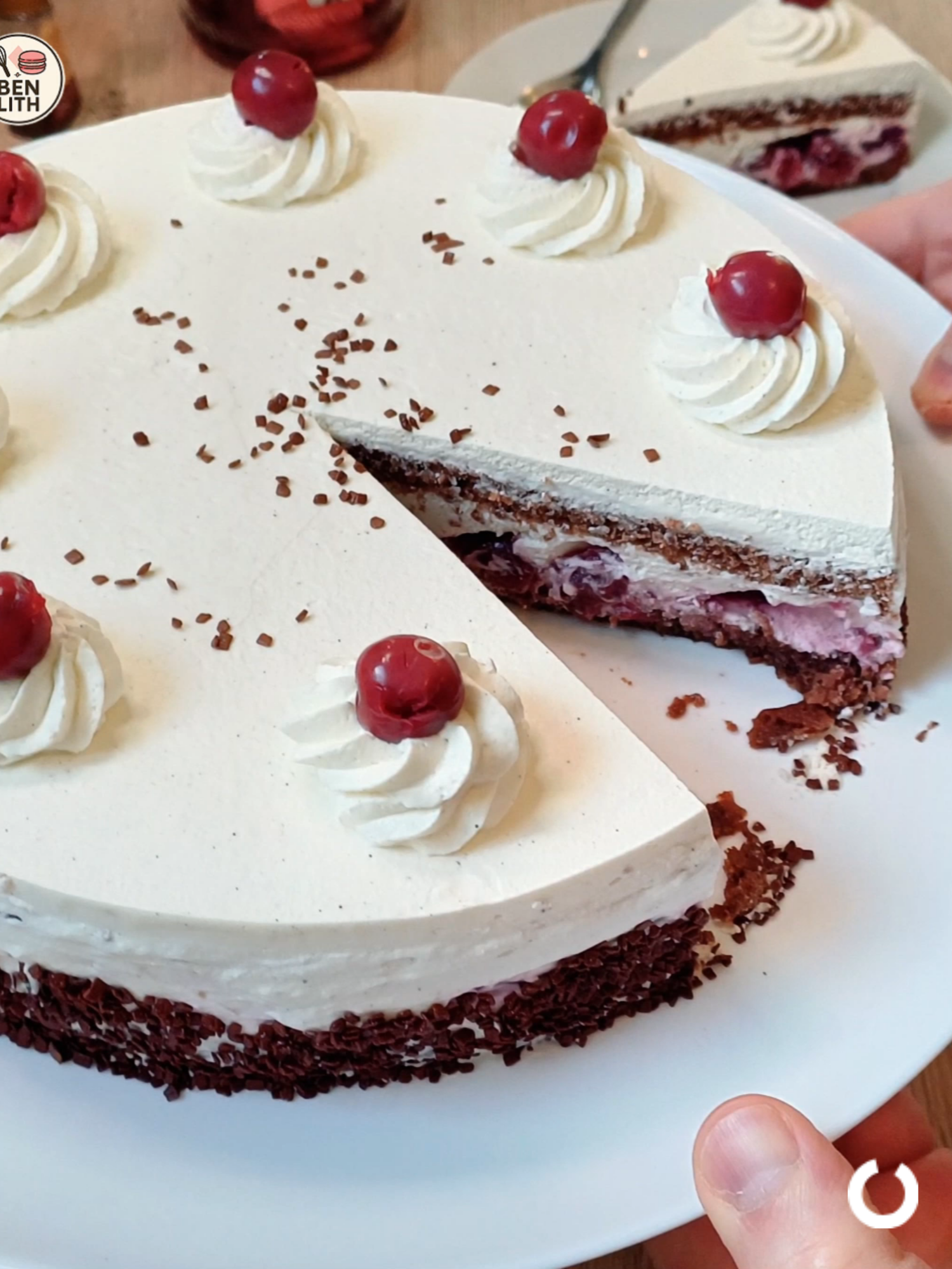 🍒 Forêt noire maison façon entremets 🍫 Fine, élégante, bien gourmande… avec génoise chocolat, compotée de griottes et chantilly mascarpone 😍 Une version plus sobre, plus propre, pas trop haute, mais avec une vraie belle coupe 👌 Cercle de 23 cm Ingrédients 3 œufs 75 g de sucre 75 g de farine T45 15 g de cacao non sucré 210 g de jus de griotte 45 g d’eau 35 g de sucre 25 g de kirsch 340 g de griottes égouttées 200 g de jus de griotte 30 g de sucre 1,2 g d’agar-agar 500 g de mascarpone 100 g de sucre glace vanille en poudre 850 g de crème liquide entière 30% MG Résumé Génoise chocolat, sirop kirsch, compotée de griottes, chantilly mascarpone, montage en cercle, finition rosaces + griottes + chocolat. #foretnoire #forêtnoire #recette #patisserie #gateaumaison #dessert #chocolat #griotte #chantillymascarpone #entremets