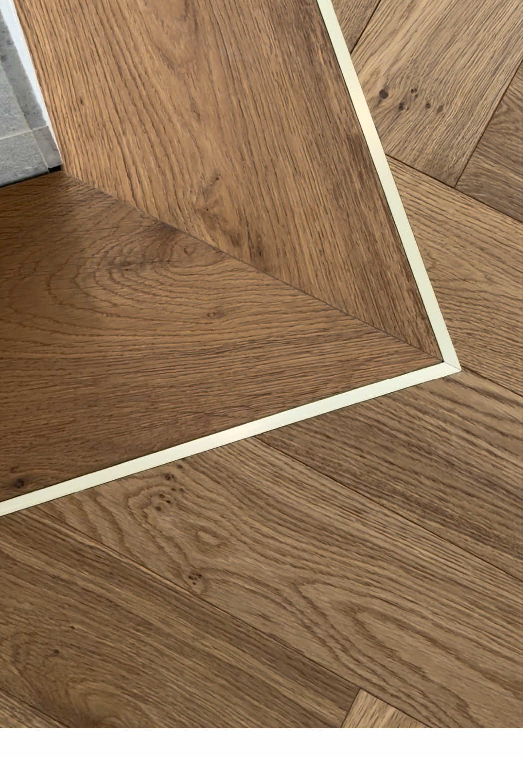 A refined herringbone layout elevated with brass inlay and a wide border.✨ Crafted for spaces that demand the finest. For collaborations & inquiries: 🌵AZ & travel. 📞 848-238-9299 #woodflooring #hardwoodflooring #fyp #craftsmanship #flooringdesign   📧 customflooringprojects@gmail.com