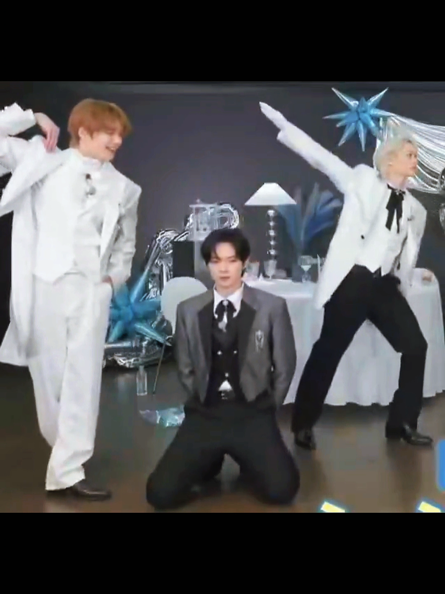 Lee Know. on knees. #leeknow #straykids #straykidsstay #youmakestraykidsstay #korean 
