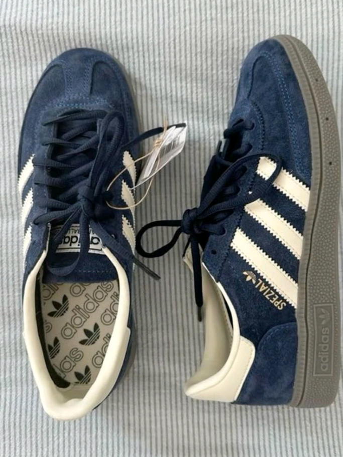 Adidas Spezial Navy White bientôt disponible  ✨ ستايل كلاسيك + Vintage Vibes 👌 خامة suede تعطي لوك أنيق 💯 مريح وخفيف للاستعمال اليومي 👕 يلبس مع أي outfit 📦 متوفر (جديد / فريب بحالة ممتازة) 📩 اطلب الآن عبر DM