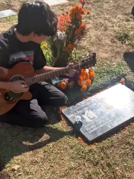 Mort à 17 ans… mais il a changé la musique pour toujours. 🎸💔#RitchieValens #LaBamba #MusicStory #RockAndRoll #Legend 