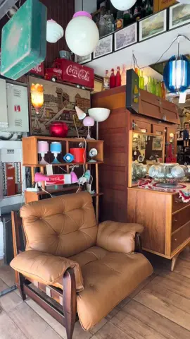 Antiquarios no Centro do Rio: os melhores ficam na Rua do Lavradio e rua do Senado. Vá em dia de semana pq sábado é domingo os preços triplicam por causa dos turistas. E negocie muuuito porque os preços são de acordo com a cara do cliente! #riodejaneiro  #antiquario  #antiques 