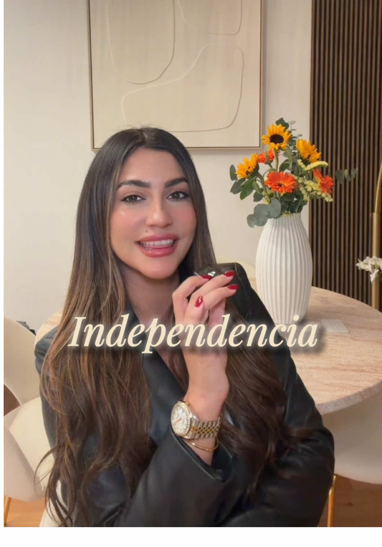 Hay algo que duele más que no tener pareja… y es tenerlo todo… pero no sentirte elegida. Y sé que esto no te lo dicen. Porque desde fuera tu vida parece perfecta. Tienes éxito. Tienes dinero. Tienes independencia. Tienes control. Pero en lo emocional… Siempre hay algo que no termina de encajar. Hombres que llegan… pero no se quedan. Hombres que te admiran… pero no te sostienen. Hombres que te desean… pero no te eligen. Y entonces pasa algo muy sutil… Empiezas a hacer lo que mejor sabes hacer: 👉 Liderar 👉 Resolver 👉 Sostener Incluso en el amor. Y ahí… sin darte cuenta… te desconectas de lo único que realmente deseas: Sentirte elegida sin tener que ganártelo. Porque un hombre en su energía masculina no necesita que lo convenzas. No necesita que lo empujes. No necesita que lo sostengas. 👉 Decide. 👉 Avanza. 👉 Te elige. Pero si tú ya estás ocupando ese lugar… él no puede hacerlo. Y no es porque “no existan hombres así”. Es porque tu energía no les deja espacio para aparecer. Y aquí viene la verdad que incomoda… No necesitas hacer más.  Necesitas aprender a soltar el control en el amor sin perder tu poder. Porque tu éxito no es el problema. El problema es creer que para ser amada… tienes que seguir siendo la fuerte todo el tiempo. Si has sentido esto… no es casualidad que hayas llegado hasta aquí. Estoy creando algo para mujeres que ya lo tienen todo… pero quieren aprender a recibir, confiar y ser elegidas de verdad. Comenta “3M” y te explico cómo empezar a transformar esto dentro de ti 💫