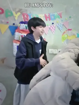 I’m still hoping it just seemed that way to me, but honestly, I felt sad while watching this video😭He was standing aside the whole time and barely played with anyone. It was the same in the previous episode too. He was sitting alone on the bus. Maybe it’s because Hu Ami joined the group later than the others and hasn’t had enough time to become close with the members yet, but I really hope we won’t have to keep seeing him standing alone in the future. Maybe he’s just the kind of person who finds it hard to open up to others, but he’s actually a very cheerful and kind boy who loves to play. I just want all the fifth generation kids to become good friends😭 #huami #huami_胡阿米 #tffamily #tffamily_5th_generation #wanglujie 