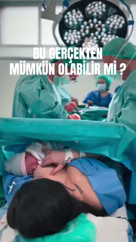 Sezaryen doğum, emzirmenin gecikmesi gerektiği anlamına gelmez. Aksine, doğumdan sonraki ilk saat içinde başlatılan emzirme; hem anne hem de yenidoğan için fizyolojik olarak büyük önem taşır. Erken emzirme ile birlikte oksitosin ve prolaktin hormonlarının salınımı artar. Oksitosin, uterin kontraksiyonları destekleyerek annenin toparlanma sürecine katkı sağlarken; prolaktin süt üretiminin başlatılmasında temel rol oynar. Bu süreç, laktasyonun daha hızlı ve etkili şekilde kurulmasına yardımcı olur. Yenidoğan açısından bakıldığında ise erken emzirme; kan şekeri regülasyonunu destekler, vücut ısısının korunmasına yardımcı olur ve dış ortama adaptasyonu kolaylaştırır. Aynı zamanda ten tene temas ile birlikte anne-bebek bağlanması güçlenir ve bebeğin emme refleksi daha etkin hale gelir. Ameliyathane koşullarında uygun destek ve doğru pozisyonlama ile emzirmenin başlatılması mümkündür. Sağlık profesyonellerinin bu sürece dahil olması, annenin konforunun sağlanması ve bebeğin doğru yerleştirilmesi bu noktada belirleyicidir. Doğumun şekli değil, temasın ve başlangıcın zamanı önemlidir. Çünkü emzirme, yalnızca beslenme değil; aynı zamanda güçlü bir fizyolojik ve duygusal bağın temelidir 🤍 #yenidoğanbebek #yenidoğanhemşiresi #emzirmedanışmanlığı #emzirme #bebekhazırlıkları 