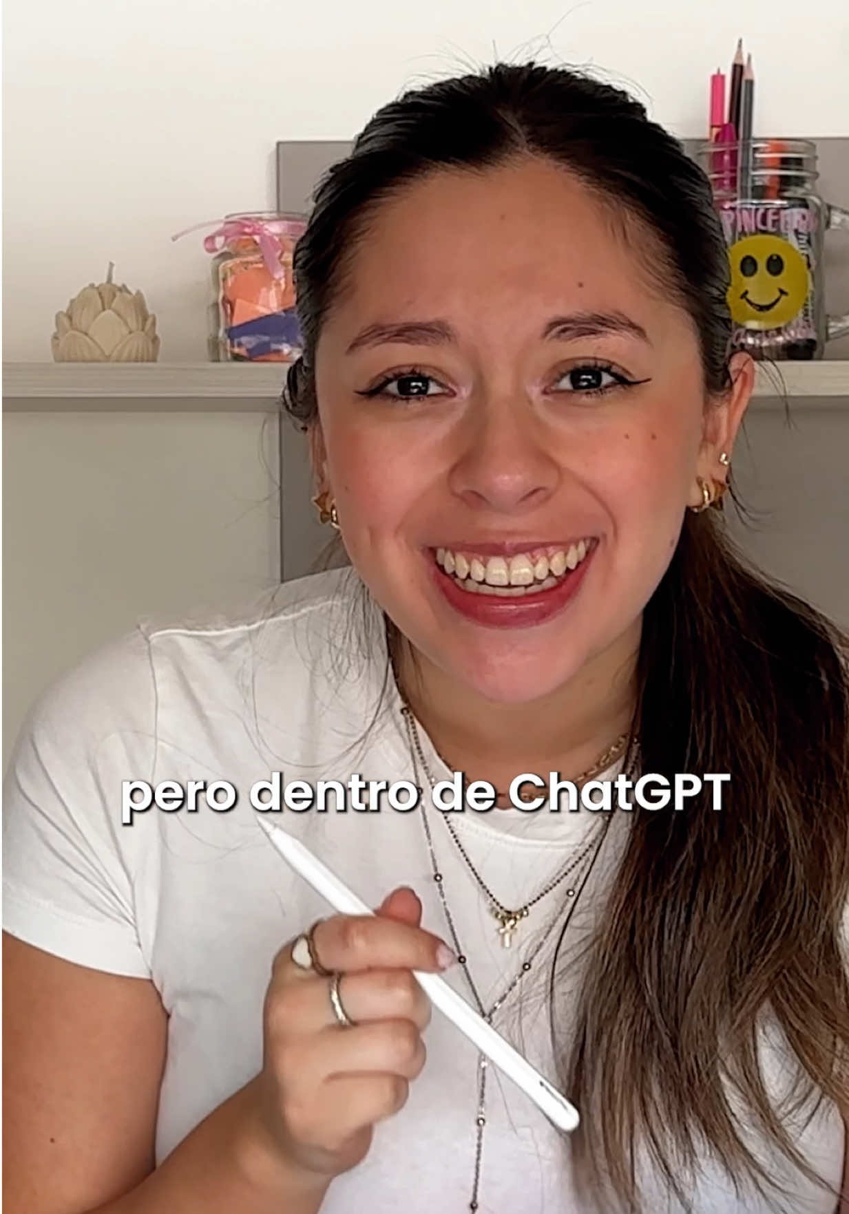 ¿Photoshop dentro de ChatGPT? La edición de imágenes acaba de dar un salto. Con Photoshop Web y las herramientas de IA generativa, ahora es posible subir una imagen a ChatGPT y pedir cambios complejos simplemente describiéndolos. Funciones como seleccionar, eliminar o reemplazar objetos se aplican de forma inteligente, sin ajustes manuales. Incluso existen “Recipes” con sugerencias para guiar cada edición. Si el objetivo es aprender y crear más rápido, el plan Pro de Creative Cloud ofrece todas estas herramientas con descuento para estudiantes. El enlace está en la bio. #PlanPro #Photoshop #Firefly #AdobeLat #Publicidad 