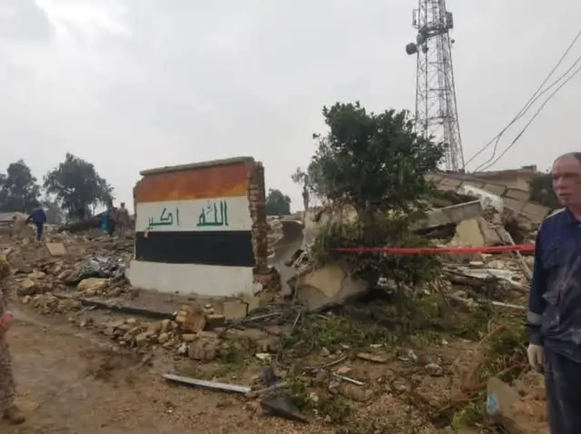 العلم العراقي 🇮🇶  وكلمة ( الله اكبر  ) هذا ما تبقى فقط من معسكر الحبانية الذي تعـ ـرّض للقـ.ő.ـصف #شهداء_العراق_ذكرى_لا_ينساها_الجميع #شهدائنا_في_قلوبنا_لن_ننساكم #FYP #TlKTOK #FORYOU 