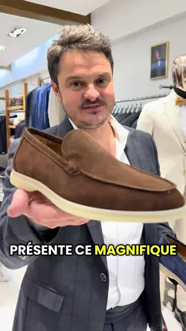 Le Mocassin en daim, fabrication Italienne cousu , le mocassin est disponible en marron, en bleu et en noir. Disponible en boutique J Mossis 54 avenue de Clichy à Paris.             #mocassin #mocassindaim #chaussure #elegancemasculine #costumeenlin 