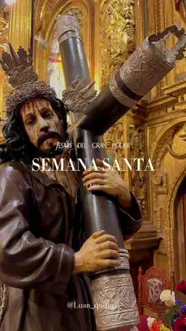 La procesión de Jesús del Gran Poder en Quito es una expresión de fe que conmueve por su solemnidad y belleza. En el marco de la Semana Santa, el Centro Histórico se envuelve en silencio, incienso y devoción, mientras miles de fieles acompañan con respeto una tradición profundamente arraigada. Un momento donde la espiritualidad, la historia y la identidad de un pueblo se funden en una experiencia tan íntima como inolvidable.