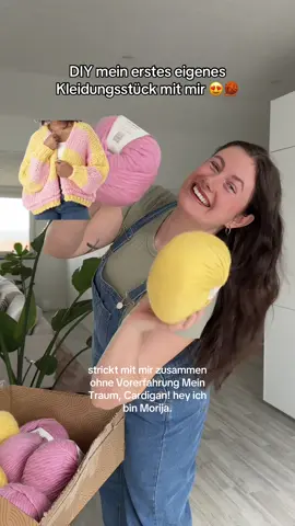 Im nächsten Teil machen wir noch die Ärmel & dann wird alles miteinander vernäht. Und wenn ich keinen Fehler gemacht habe, habe ich dann mein erstes eigenes Kleidungsstück gemacht! Ich bin so so gespannt auf das Ergebnis, und jetzt schon unheimlich stolz 🥰 Habe schon ein paar Anläufe gestartet Stricken zu lernen, und jedes Mal aufgegeben. Dieses Mal habe ich nicht mit dem obligatorischen Schal gestartet, sondern mir einfach direkt etwas ausgesucht, was ich richtig Bock habe anzuziehen, und siehe da, das war wohl der Trick um dranzubleiben 🤭 Friends & Family, macht euch schonmal gefasst, dass eure nächsten Geburtstags & Weihnachtsgeschenke Gestricktes sind, das ist jetzt erstmal meine neue Persönlichkeit 😂🧡 #DIY #stricken #cardigan 