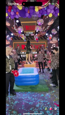 Giai Kỳ 将 0 Yi 从平台上推入游泳池。🦷🐯