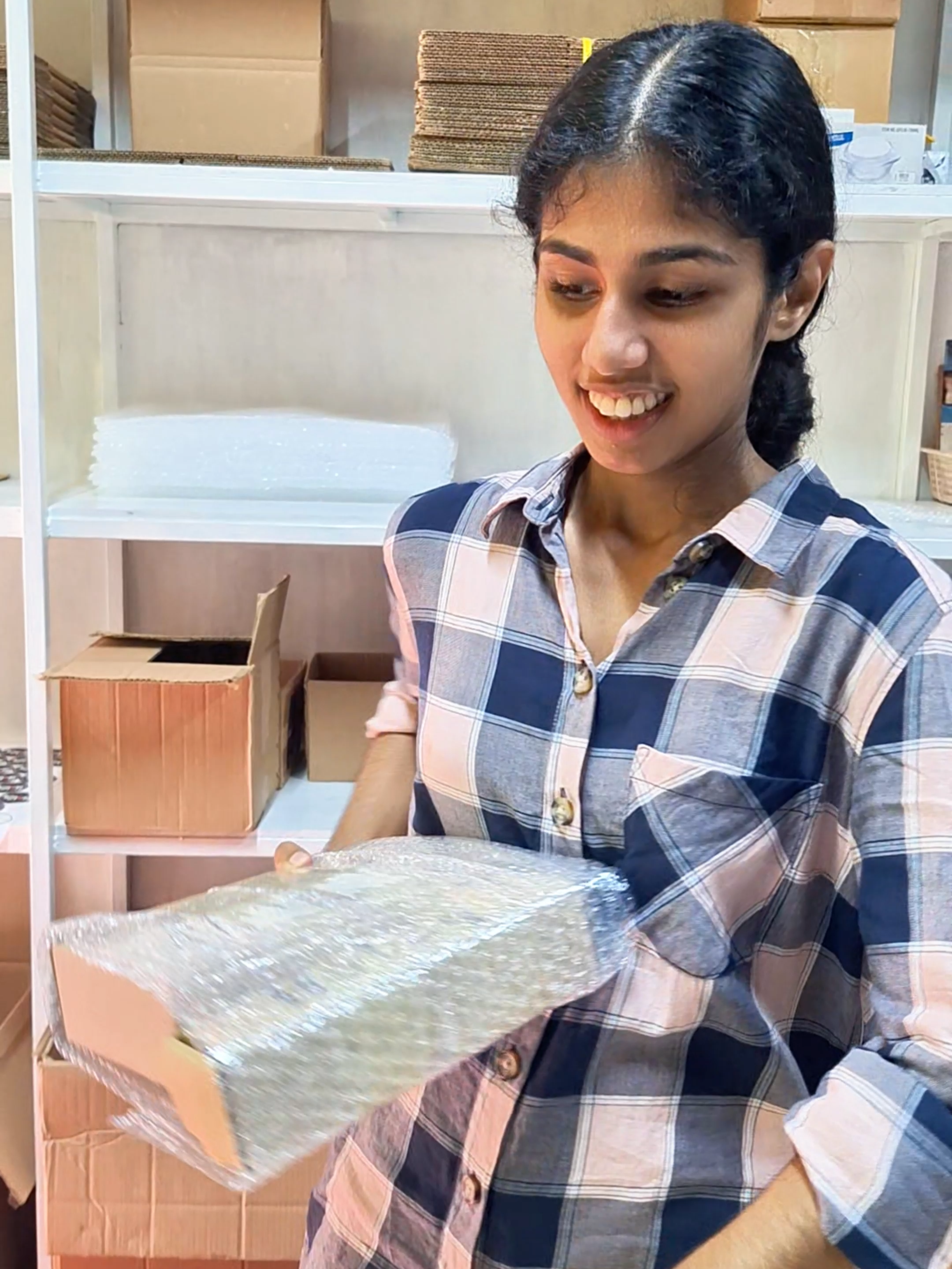 අපේ කොම්පැනියේ කතන්දර ආතා හම්බෙලා තියෙනවද ඔයාලට !#hotzy #hotsauce #officefun #businessjourney #customers #customerfeedback