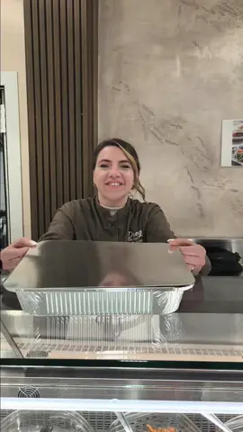 Come si risolve un problema in tre secondi netti? 🤔 ​Semplice: non si perde tempo a disperarsi su cosa preparare! Prendi in mano la situazione con una decisione forte, da vero leader della sopravvivenza culinaria... e chiama Dueggí! 😎📲 ​A svoltarti il pranzo o la cena ci pensa l'esperienza di Mamma Rosalia. Zero pentole da lavare, zero stress e 100% gusto. Problema risolto! ​La tua soluzione a portata di mano: 📞 0812353028 📍 Via Matteotti 38, San Sebastiano al Vesuvio (Na) ​#DueggiTakeAway #Acucinemammá #sansebastianoalvesuvio 