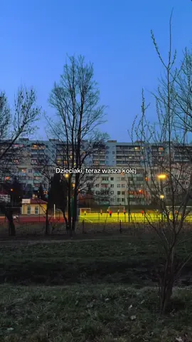 To kadry z czyjegoś dzieciństwa, które gdzieś tam, pośród tych blokowisk, właśnie się rozpoczyna. #nostalgia #dzieciństwo #polskirap #polskihiphop #polska 