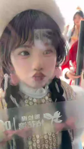 When Xia Bumeng still had only 300 thousand followers, she was stuck and frustrated, not knowing what to do next. That was when Huang Er, with her kind heart, appeared like an older sister, offering support and guidance. Little by little, everything changed… until Xia Bumeng became who she is today, she even gaining recognition across Southeast Asia ✨ #夏不萌🐼 #黄二 