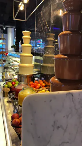 All you can eat inclusief drinken €25 ETEN EN DRINKEN. Ontbijt & lunch voor €25 Diner van maandag t/m donderdag voor €39. Geen verrassingen: één vaste prijs. Alles inbegrepen: onbeperkt eten, drinken en genieten van een ruime keuze aan heerlijke gerechten. Ideaal voor gezinnen, vrienden en groepen – iedereen voelt zich hier thuis.  #palacehouse #halalfood #rotterdam #lunch #dinner 