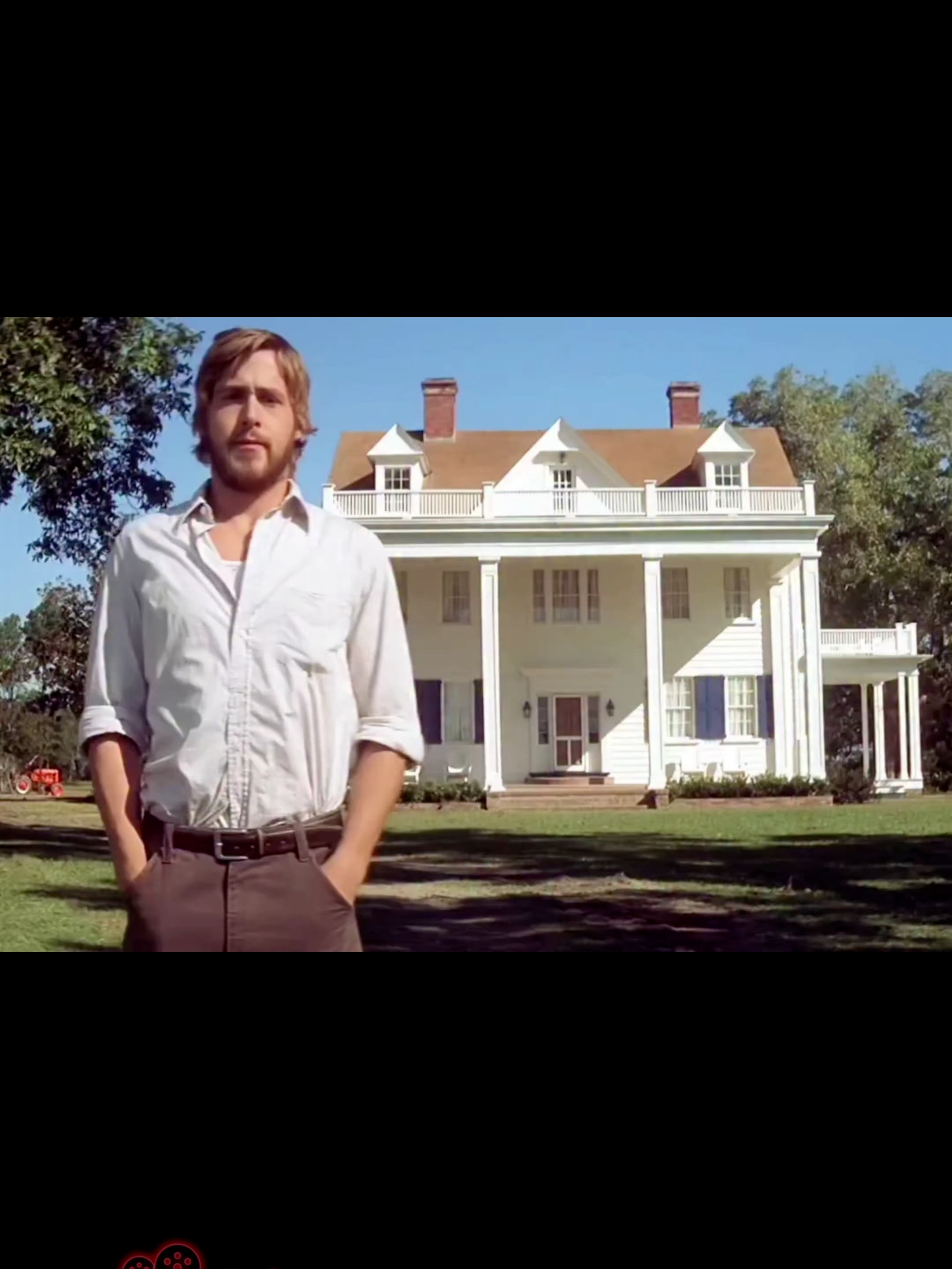 O Diário de uma Paixão é um clássico drama romântico baseado no romance de Nicholas Sparks. O filme é estrelado por Ryan Gosling e Rachel McAdams. A história acompanha Noah e Allie, dois jovens apaixonados de origens sociais muito diferentes que se apaixonam profundamente em um verão. No entanto, a vida, as diferenças de classe e a guerra os separam. Anos depois, a história de amor deles é recontada através de um homem idoso lendo de um diário para uma mulher em um asilo — revelando um desfecho poderoso e emocionante sobre memória e amor duradouro.  O filme é amado por sua profundidade emocional, cenas icônicas (especialmente o beijo na chuva) e a ideia de que o verdadeiro amor pode sobreviver ao tempo, à distância e até mesmo à doença. Frequentemente, é considerado um dos filmes românticos mais comoventes já feitos. ⚠️ Conteúdo fictício – obra audiovisual. #diariodeumapaixao #filme #romantico #fyp #foryou