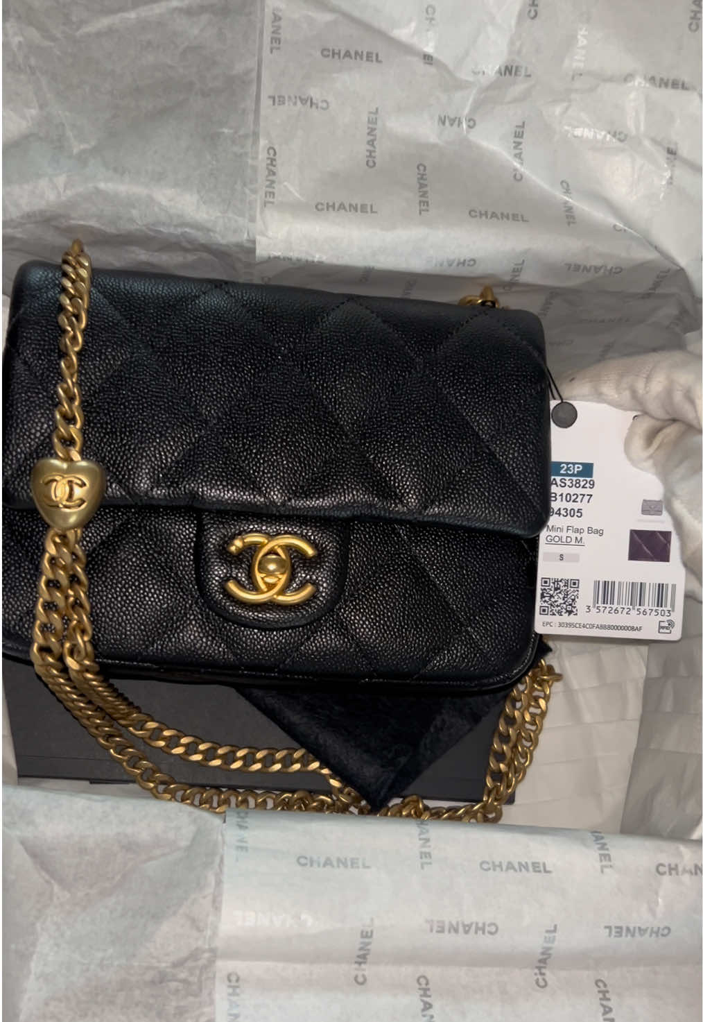 Gorgeous and rare Chanel Mini Sweetheart Flap in Caviar — new with tags! 🖤 stylinwithyou.com #chanel #chanelbag #luxuryhandbag #chanelunboxing #chaneladdict 
