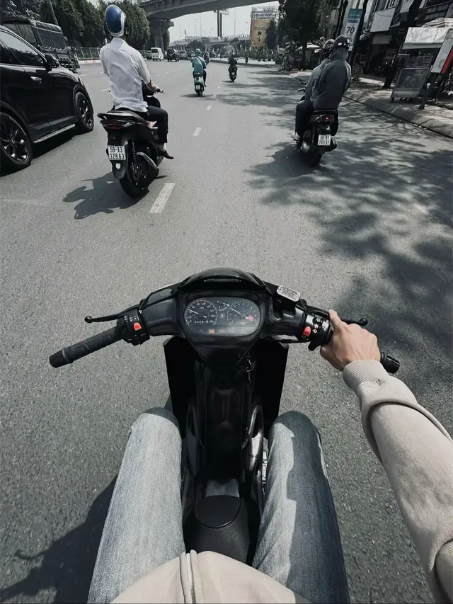Âm thầm sửa lại cuộc đời. Không ồn ào, không khoe khoang. Mỗi ngày bớt đi một thói quen xấu. Đôi khi, sự thay đổi mạnh mẽ không cần lời giải thích.