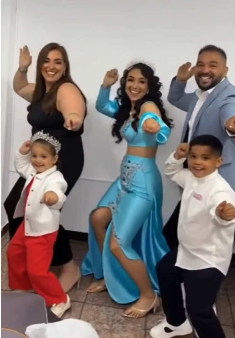 Comment faire danser votre photo avec l’effet IA Sway Dance sur TikTok ? Tu veux animer une photo statique en danse avec l’IA ? Dans ce tutoriel clair, je te montre comment utiliser l’effet photo dansant et le filtre IA Sway Dance sur TikTok. Ce guide étape par étape t’apprend à animer une image avec l’IA, à maîtriser l’animation photo IA et à suivre la tendance virale de la photo dansante. Si tu cherches un tutoriel de photo dansante IA, le meilleur filtre du moment ou les effets IA TikTok 2026, cette vidéo va t’aider à créer du contenu viral très facilement. Tu sauras aussi animer une photo statique, faire bouger une image fixe et obtenir un effet de selfie dansant amusant. #KLingCreators #KlingAI