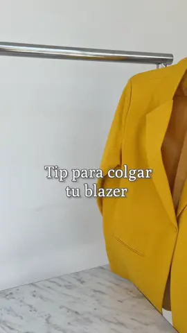 Tip para colgar tu blazer en un espacio reducido 🧥 #tipdemoda #blazer #tipdevida #modamujer 