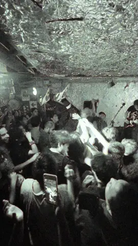 Anoche, Plug Plug encabezando un concierto de miércoles, directo, ruidoso y como siempre de camaradería.  Sobras, Muyuntin El Círculo, Loq’sea y Estar Rotos Nos Hace Invencibles empujando desde su propio ruido, cada uno con lo suyo, una buena decisión de @bowling récords en la curaduría  Y en medio, un show fugaz de Radio Selenita que apareció y desapareció como hace 19 años  @Ritual Virtual siempre muestra que la escena sigue pasando y te la estás perdiendo