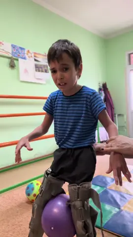 Всё занимаемся с Семёном🙏Второй раз после операции ставлю его на ножки, отвык за два м-ца стоять, боится…ничего, наверстаем🙏#ассоциациародителейдетейинвалидов #Абхазия-Сухум