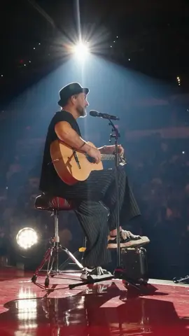 #Repost @Ricardo Arjona #ricardoarjona #mundoarjona #mojado  —— Quizás una de las canciones más importantes que escribí . La suerte de coincidir con Ricky de intocable en el concierto de San Antonio Texas, su disposición para subir sin previo ensayo y la dicha  de cantarla juntos de nuevo.  Cosas que pasan.