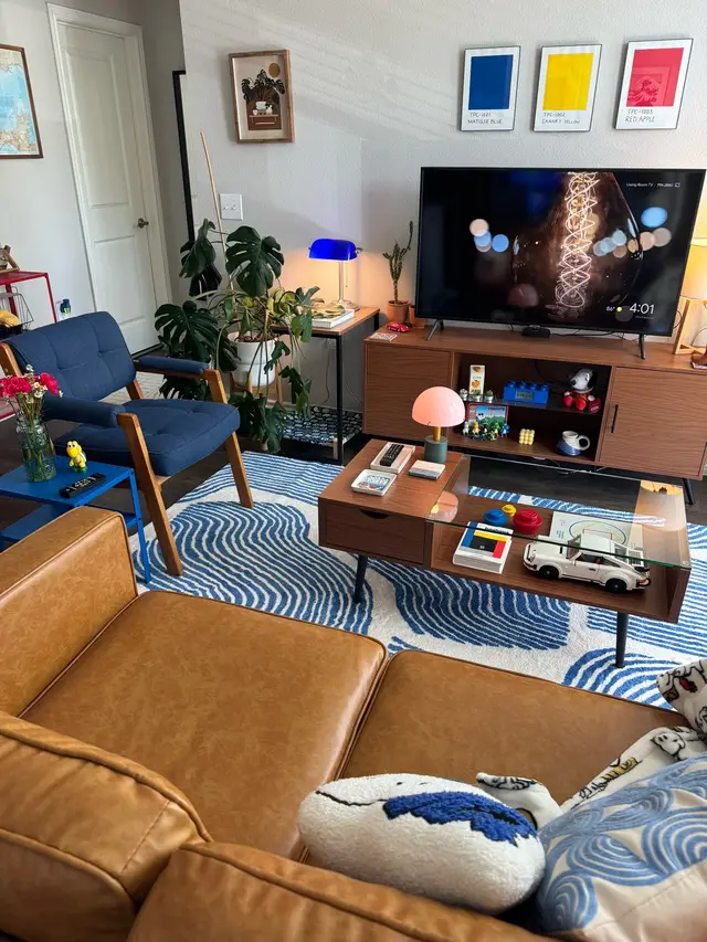 swipe to the last slide for a surprise! 🍊 #apartmentdecor #interiordesign #coffeetable #decorinspo #midcenturymodern 