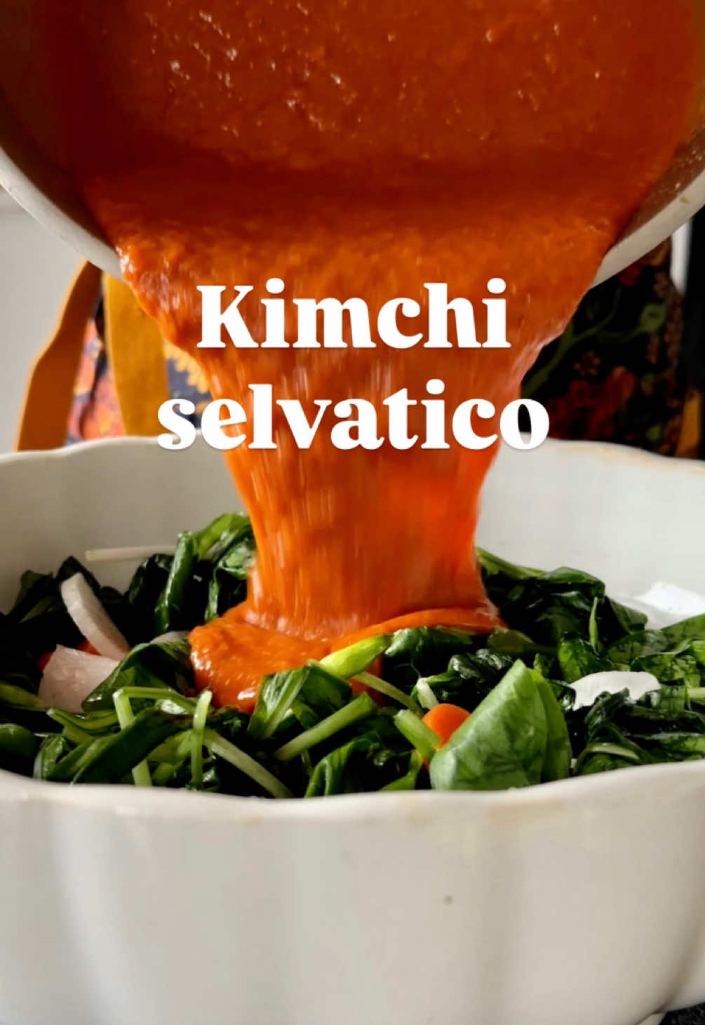Kimchi di aglio orsino 🌿🌶️ INGREDIENTI: • 300g circa di aglio orsino�• 2 carote • 1/3 di daikon (il mio era grande) • 2% di sale fino non iodato, calcolato sul peso delle verdure • 1 cucchiaio farina di riso + 150ml acqua  • 25g zenzero fresco • 1 scalogno o cipolla • 1 pera o mela • 1 cucchiaio gochugaru • 2-3 cucchiai salsa di soia Premetto che il format breve di Instagram non permette di spiegare a fondo tutti i dettagli che stanno dietro ai processi di fermentazione, ed è per questo che tengo dei webinar - il prossimo sarà a maggio! Segui i passaggi del video e tieni ben presente queste indicazioni: - è essenziale usare ortaggi NON trattati - la % di sale va calcolata sul peso dei vegetali da fermentare - per fare la crema di riso ti basterà unire la farina di riso e e l’acqua in un pentolino, portare a bollore mescolando con una frusta, poi abbassare la fiamma e cucinare ancora per qualche minuto finché si addensa raggiungendo una consistenza simile allo yogurt. Questa va frullata insieme ad aglio, zenzero, cipolla, pera, gochugaru e salsa di soia, ottenendo la salsa - il vasetto di vetro si può sterilizzare ma non è strettamente necessario, si può anche lavarlo in lavastoviglie e lasciarlo asciugare  - è fondamentale che quando riempi il vasetto, tutto sia ricoperte dalla salsa. Per assicurarmene io uso un pressino - una volta preparato il kimchi, tienilo a temperatura ambiente per 24 ore, quindi spostalo in frigo e lascia fermentare per 5-7 giorni; trascorso questo tempo puoi iniziare a consumarlo e poi riponilo sempre in frigo. Hai già provato il kimchi? Ti ha incuriosito questa versione selvatica? 😋 🌿 MI RACCOMANDO: Raccogli solo ciò che riconosci e fallo con coscienza e rispetto: la natura non è un supermercato. #kimchi #fermentazione #verdurefermentate