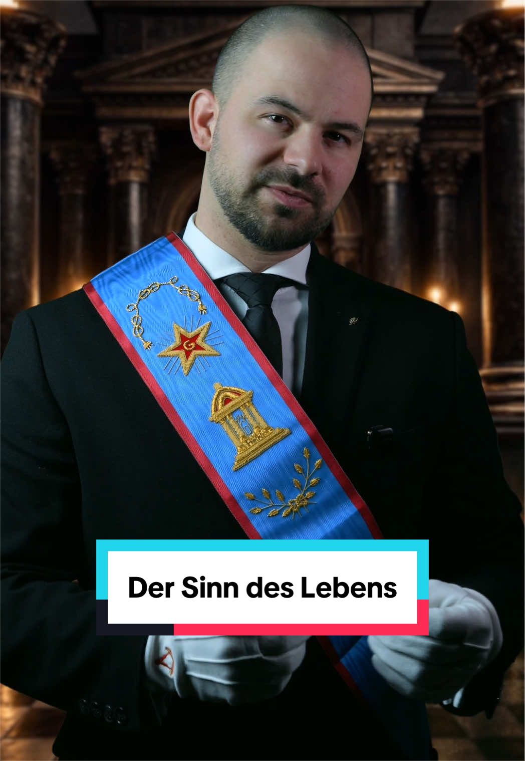 Der Sinn des Lebens liegt vielleicht nicht darin, immer mehr zu haben – sondern immer mehr zu werden. In der Freimaurerei geht es nicht um geheimes Wissen, sondern um Selbsterkenntnis, Bewusstseinsentwicklung und die Arbeit am eigenen Charakter. Erkenne dich selbst heißt: den rohen Stein in dir zu bearbeiten, damit aus bloßem Dasein echte Haltung wird. Vielleicht ist der Sinn des Lebens genau das: an sich zu wachsen und dadurch die Welt ein kleines Stück besser zu hinterlassen. #lebenssinn #sinn #leben #freimaurer #freimaurerei