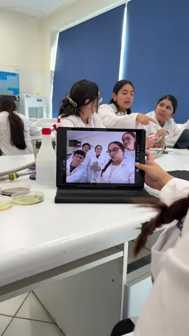 lab de microoooo😘🦠🧫 #medicina #microbiologia #laboratorio 