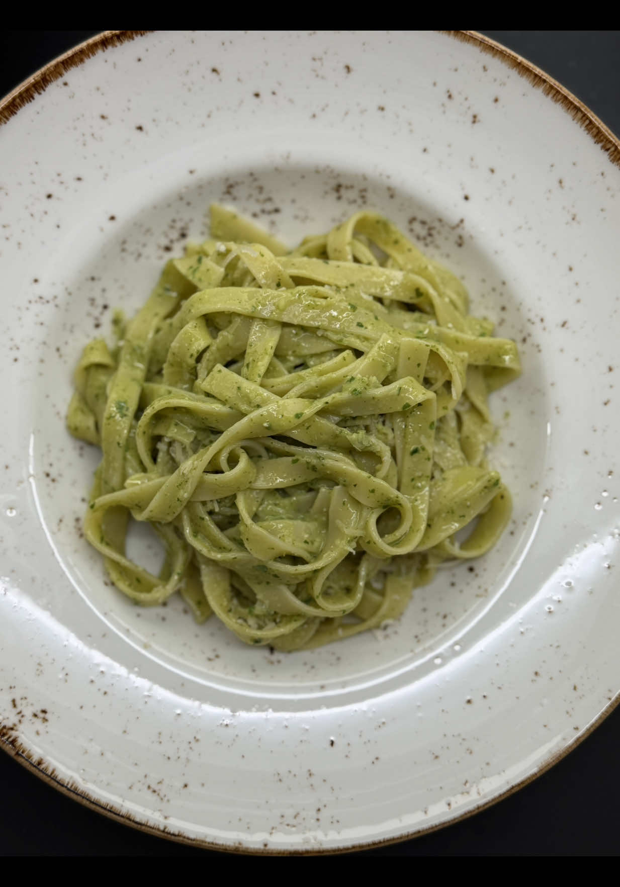 Tagliatelle al Pesto 🌿 Иногда всё, что нужно — это паста и 10 минут… и кухня уже пахнет Италией 🤍 Сохрани — это тот самый быстрый ужин, который всегда получается Песто: базилик — пучок чеснок — 2 зубчика кедровые орехи — горсть пармеджано соль, перец оливковое масло лимонный сок Все взбить блендером до однородности Переложить в миску Добавить немного воды от пасты — довести до кремовой текстуры Паста: Тельятелле отварить по инструкции Смешать с песто Сверху ещё пармеджано И наслаждаться 🤍 #паста #песто #ужинбыстро #итальянскаякухня #вкуснодома     