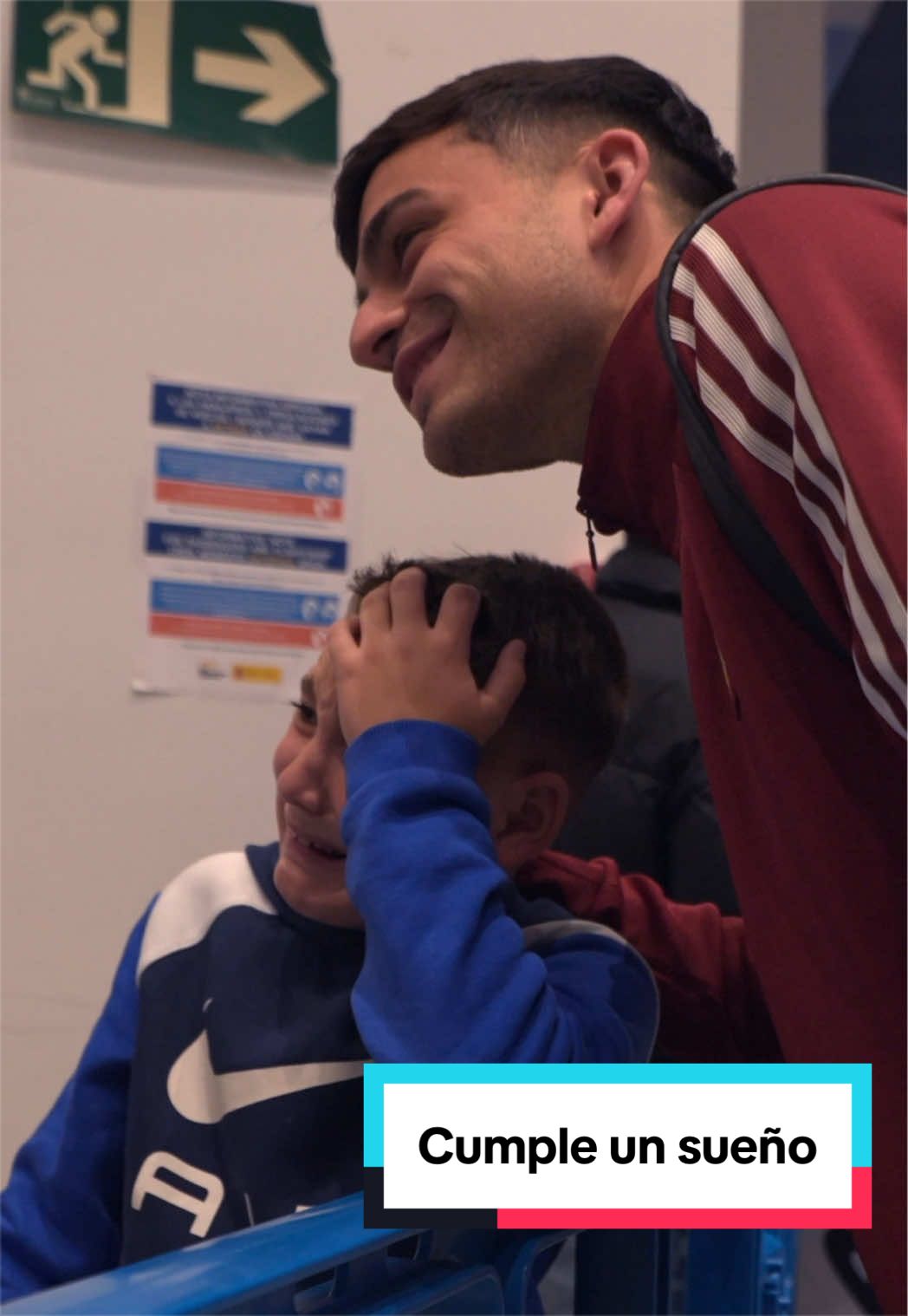 A los dos minutos de pisar Castellón, @Pedri González ha cumplido el sueño de este pequeño y emocionado fan. ¡Grande, crack! #VamosEspaña | #deportesentiktok | #tiktokfootballacademy | #CopaMundialFIFA 