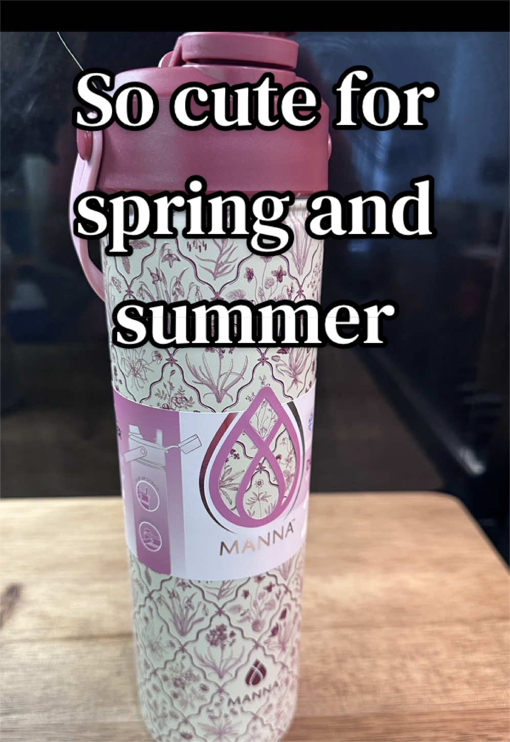This Manna heritage flowers tumbler is so cute for spring and summer! #mannatumbler #waterbottle #tumbler #travelmug #springglowup 