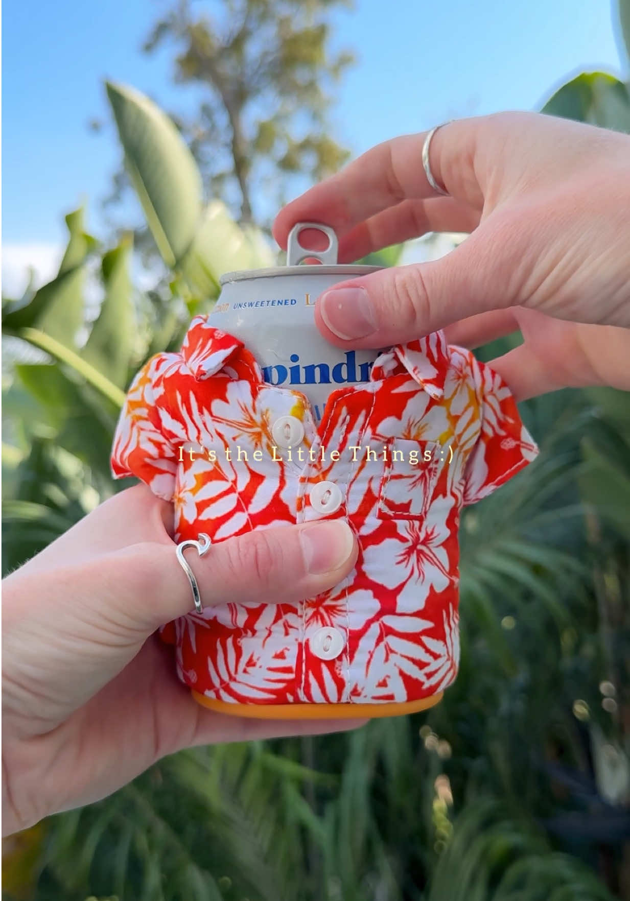 It’s the little things in life :) ✨🌺🌴🧊 @Puffin Drinkwear #puffindrinkwear #cancooler #coozie #hawaiianshirt #colddrinks 