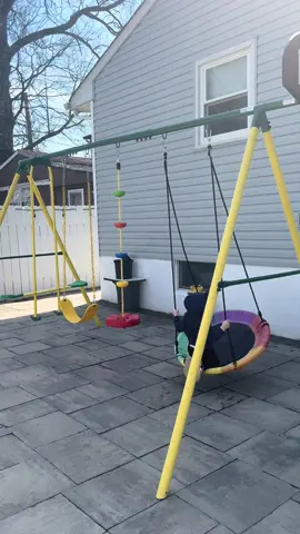 😆😆🙄 mi chiquito se divierte mucho!! 😆 #spring #swing #playground #kids #springglowup @EROMMY 