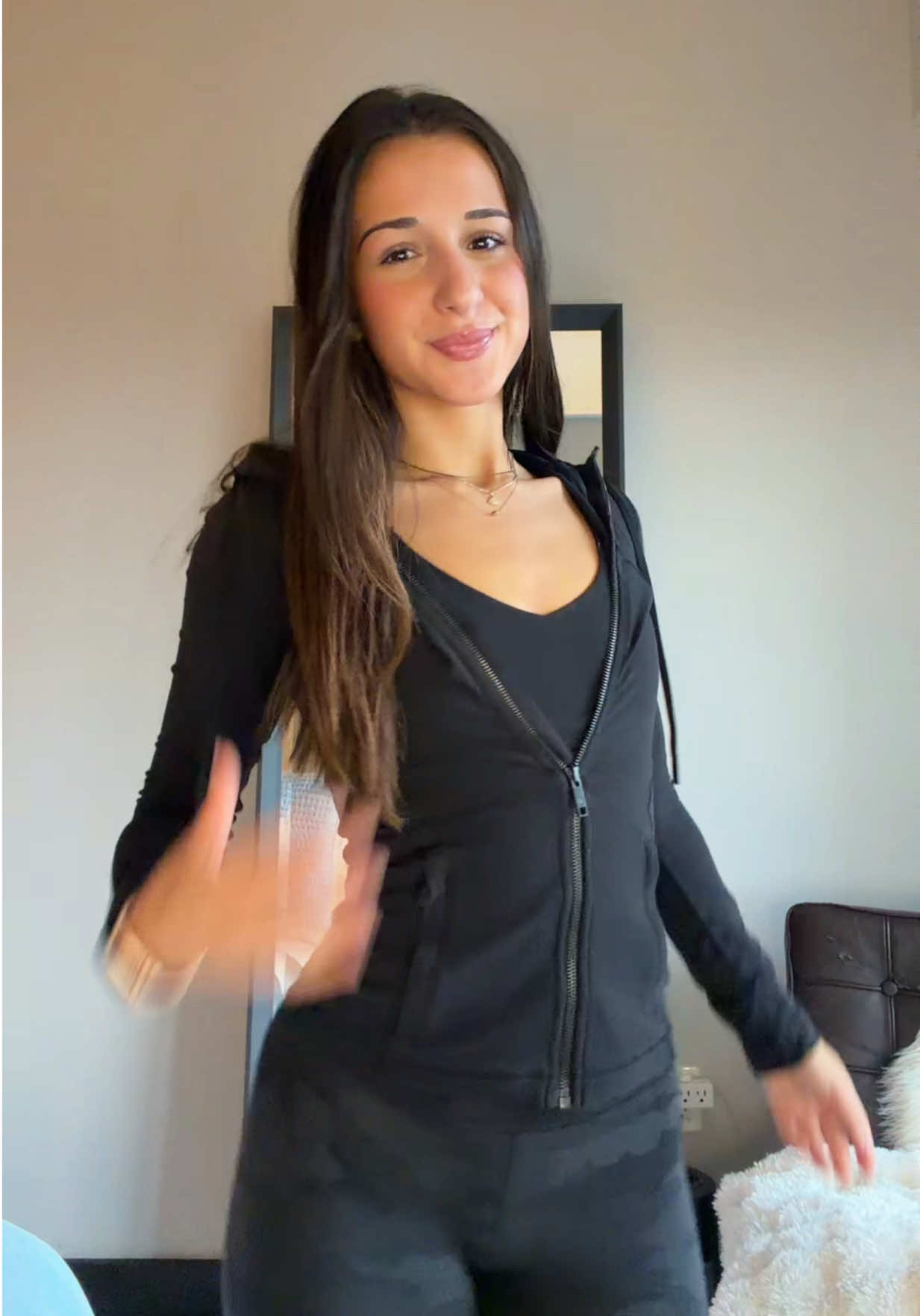 Who’s your celebrity look alike? #OOTD #outfitinspo #dance #lululemoncreator 