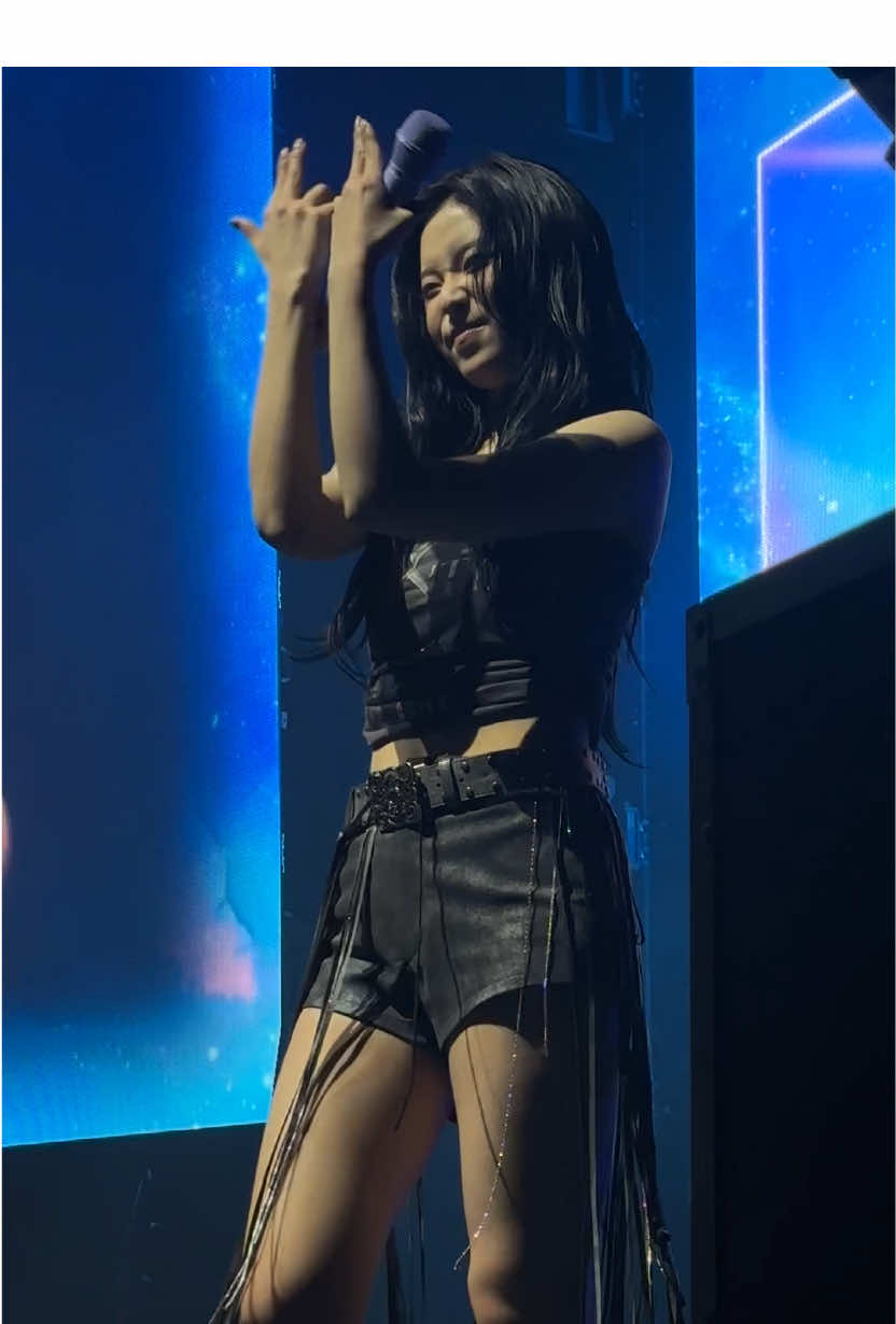 Kyujin de NMIXX qui fait le signe de Jul en plein concert à Paris c’était pas dans mon bingo 2026 😂 Plus de vidéos et fancam kpop sur mon profil 💕 #nmixx #kyujin #nmixxkyujin #fancam #kpopfyp @NMIXX 