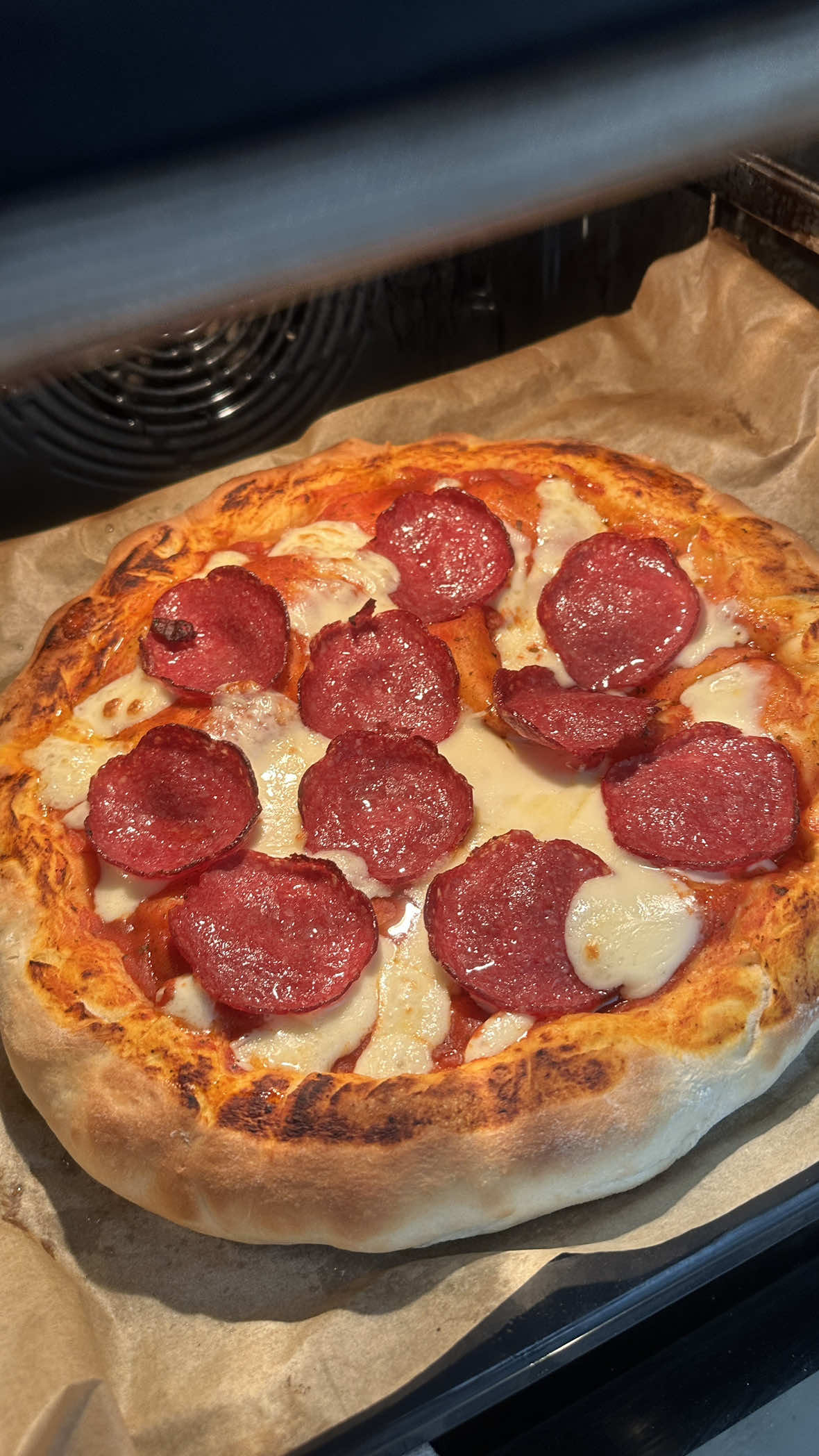 Pizza în 3 straturi 🍕 Ingrediente: 	•	apă – 200 ml 	•	sare – 1 linguriță 	•	zahăr – 1,5 lingurițe 	•	făină – 350 g 	•	ulei de măsline – 1 lingură 	•	drojdie proaspătă – 5 g Umplutură: 	•	șuncă de pui/curcan Filetti – 150 g 	•	servelat Filetti – 150 g 	•	cașcaval/mozzarella – 300 g 	•	pulpă de roșii – 2-3 linguri Preparare: Într-un bol punem apa la temperatura camerei, drojdia, uleiul și zahărul și amestecăm. Adăugăm sarea și făina și amestecăm câteva minute. Lăsăm aluatul să se odihnească 10-15 minute, apoi mai frământăm puțin. Acoperim și lăsăm la crescut 1-2 ore. Împărțim aluatul în 3 părți egale. Pe masa presărată cu făină întindem primul strat (aprox. 30 cm) și îl punem pe hârtie de copt. Punem șunca de pui și curcan, acoperim cu al doilea strat, adăugăm felii de cașcaval. Acoperim cu ultimul strat, punem cașcaval pe margini și lipim bine. Punem pulpă de roșii deasupra și coacem la 250-300°C până se rumenește. Scoatem pizza, adăugăm cașcaval și servelat Filetti, mai coacem câteva minute, apoi putem servi. A ieșit o pizza neobișnuită, dar absolut delicioasă. @Filletti  #pizza #pizzacasei #retetacasa #gatit 