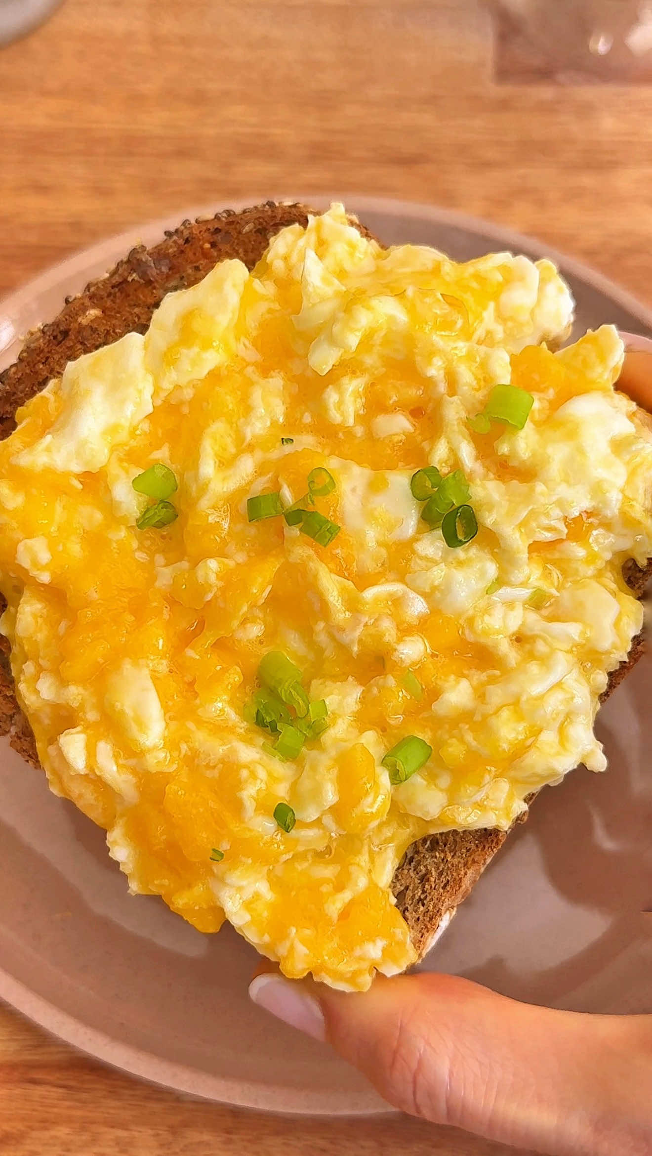 🍳10 Formas de Preparar HUEVOS Nº1: Huevos Revueltos con el truco para que te queden Perfectos y Súper Cremosos!🤤 Si siempre te salen secos o se te pegan guarda la receta que es Muy Fácil y seguime @pulicocina 💕  Solo usamos huevos, sin necesidad de agregar leche, crema ni grasas!🫶🏻 👩🏼‍🍳 PROCEDIMIENTO: 👉🏻 En una sartén caliente a fuego medio con rocio/spray vegetal o untada con aceite colocar los huevos e ir removiendo la clara sin tocar la yema hasta que quede cocida (color blanco). 👉🏻 Apagar el fuego y romper las yemas, integrándolas con las claras para que se cocinen un poco pero queden cremosas. Si te gustan más cocidas podes remover más tiempo que con el calor de la sartén se hacen solas.  #huevos #huevosrevueltos #desayuno #scrambledeggs #desayunosaludable 