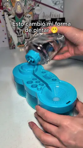 Pintar ahora es más limpio y divertido con este accesorio ✨ Tiene un sistema de drenaje de agua sucia y la cambia por limpia con un solo botón, lleva una paleta integrada para tener tus colores amano, y también soporte para tus pinceles todo ordenado y limpio ✨ #arte #pinturaacrilica #pintar #manualidades 