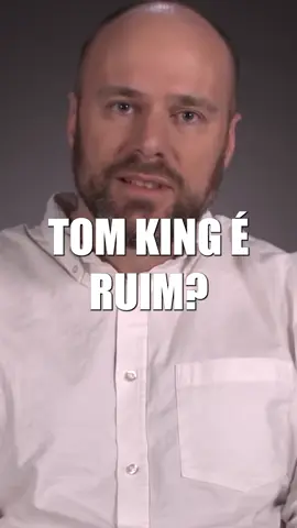 💥 Tom King é um PÉSSIMO escritor mesmo ou isso é só narrativa de bolha? Quando coloquei o Tom King em 5º lugar na lista de roteiristas que eu queria ver no Homem-Aranha, veio uma chuva de hate dizendo que ele é horrível. Aí eu parei e pensei: em que momento ele virou “lixo absoluto” pra tanta gente? Fatos: Ganhou Eisner de Melhor Roteirista duas vezes seguidas. Levou prêmios com Visão, Senhor Milagre, Alvo Humano. Teve uma longa run em Batman focada em psicologia. Escreveu Supergirl: Woman of Tomorrow, aclamada e base pro próximo filme da personagem. Está envolvido em série de Senhor Milagre e em Lanterns no DCU. Críticas reais: Heróis em Crise virou piada. Run de Mulher-Maravilha é bem mal recebida. Muita gente sente que o “formato Tom King” de narrativa já cansou. Até aí, temos um autor com altos e baixos – como praticamente todo roteirista grande. A coisa pega mesmo quando entram os ataques por ele ser ex-CIA, chamando o cara de criminoso de guerra etc. Aí vira outro tipo de debate: ética pessoal x avaliação de obra. Você pode achar o cara moralmente problemático e decidir não ler nada dele (totalmente válido). Mas isso é diferente de dizer que toda a obra dele é objetivamente ruim ou que ele “nunca escreveu nada que preste”. 👉 Quero saber de você: Você acha o Tom King bom, ruim, superestimado ou só uma vítima da bolha do X? Comenta com um exemplo de HQ dele que, pra você, prova seu ponto (pro bem ou pro mal). #TomKing #DCComics #Batman #Quadrinhos #HQs