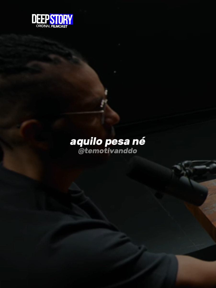@deepstorycast @sourafamiranda | Se você está vestido de um personagem, uma hora ele pesa. Fingir ser algo que não é pode até funcionar por um tempo, mas chega um momento em que cansa, desgasta e te afasta de quem você realmente é. Por isso, cuidado com o sucesso. Ele pode encantar, iludir e te fazer acreditar em uma versão que não é verdadeira. E quando você se perde nisso, corre o risco de se desconectar da sua essência. O sucesso precisa ser sustentado por verdade. Porque quando você sabe quem é, não precisa de personagem. E assim, nem o sucesso te sobe à cabeça, nem te puxa para o fundo. #reflexao #motivação #deepstoryclipfy #deepstory #clipfyleague 