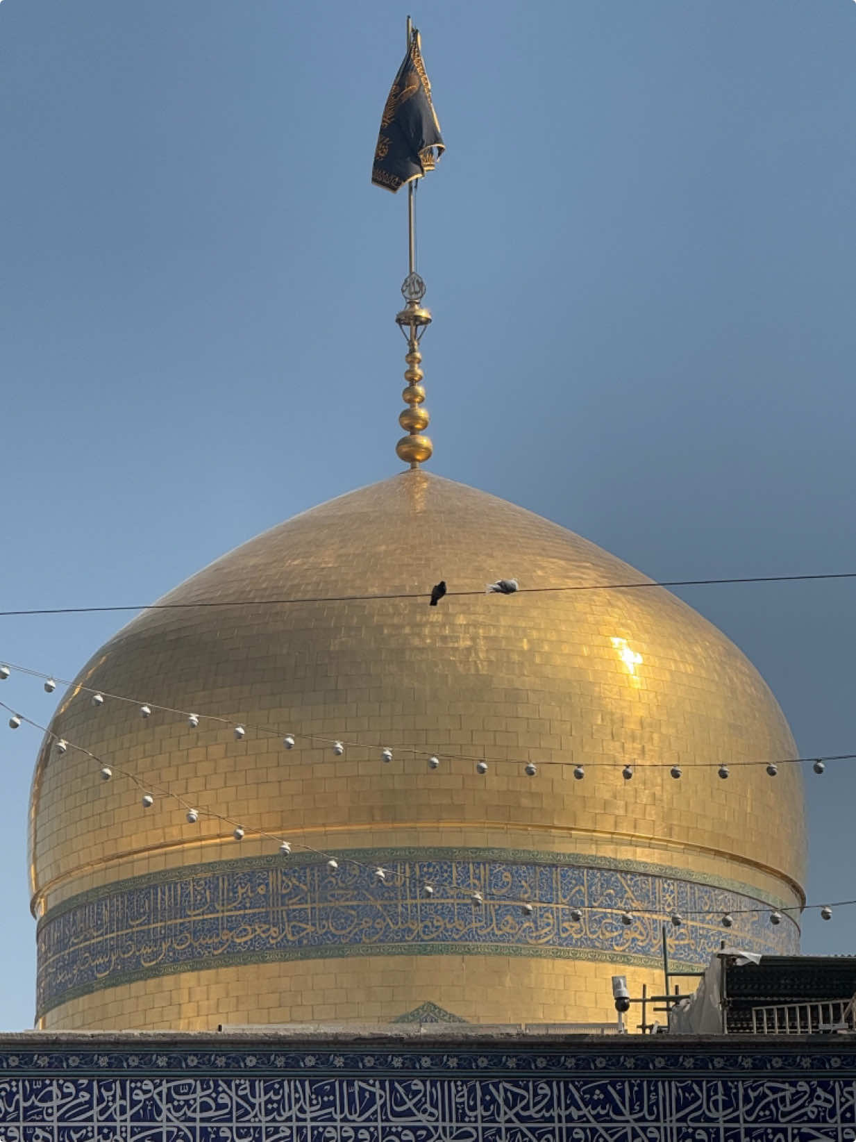 جئتك ضيفًا وقلبـي يئنّ من طول الغياب… كأن روحي كانت هنا وتركـتني، وكأن الحنين أثقل من أن يُحمل. أضع دمعي عند بابك، لعلّه يجد في رحابك سكينةً لم أعرفها منذ زمن... 💔 #ياعلي_بن_موسي_الرضا #العتبة_الرضوية_المقدسة #حرم_امام_رضا #رضا_جان #الامام_الرؤوف⁩
