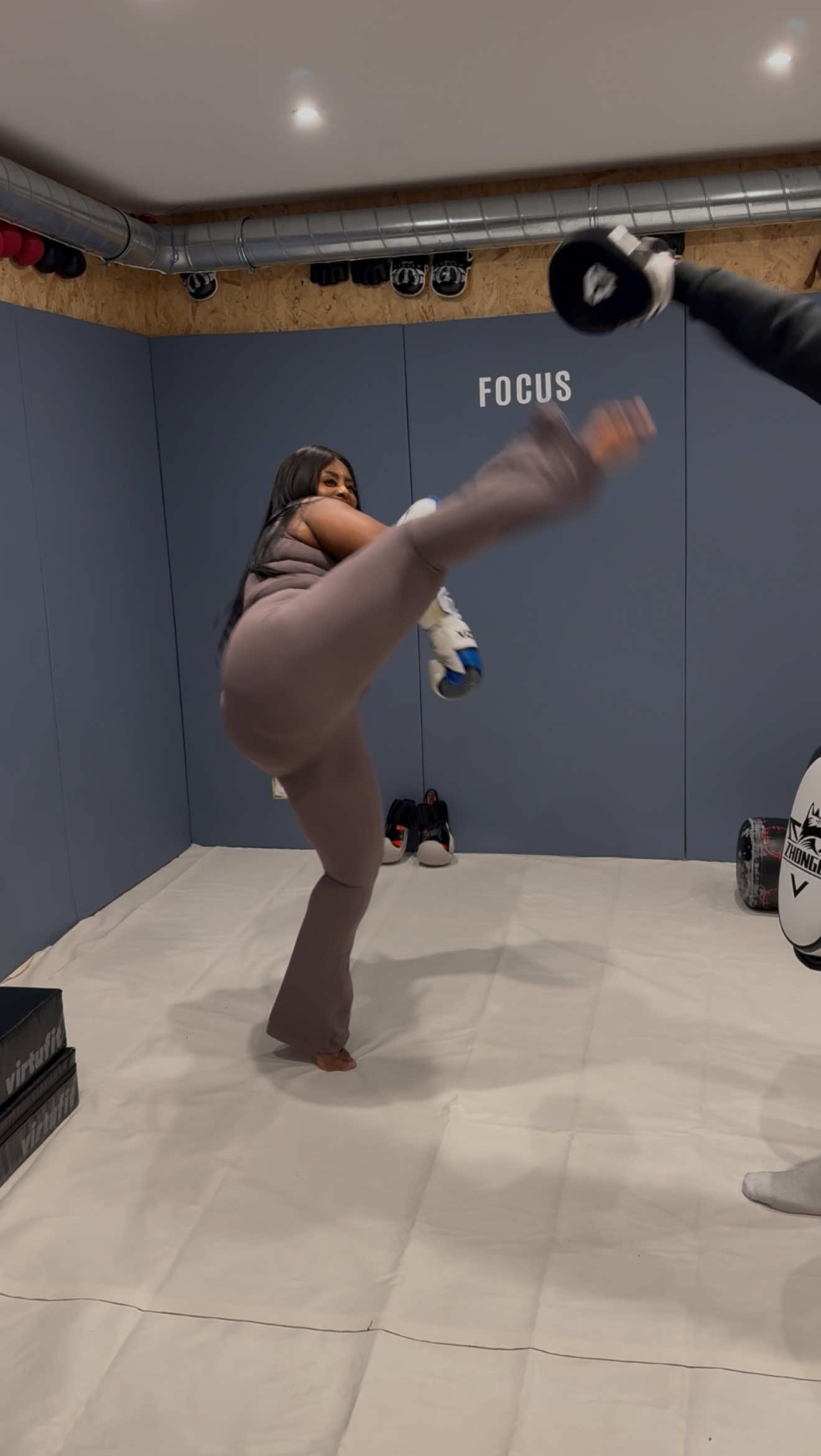 Récap de mes séances de sport. J’essaie d’y aller 3 à 4 fois par semaine, minimum 1 heure, avec des séances pas trop intensives pour rester régulière et tenir sur la durée. –30 kg en ligne de mire, déjà –10 kg atteints. Discipline, constance et détermination. #sport #pertedepoids #weightlosstransformation 