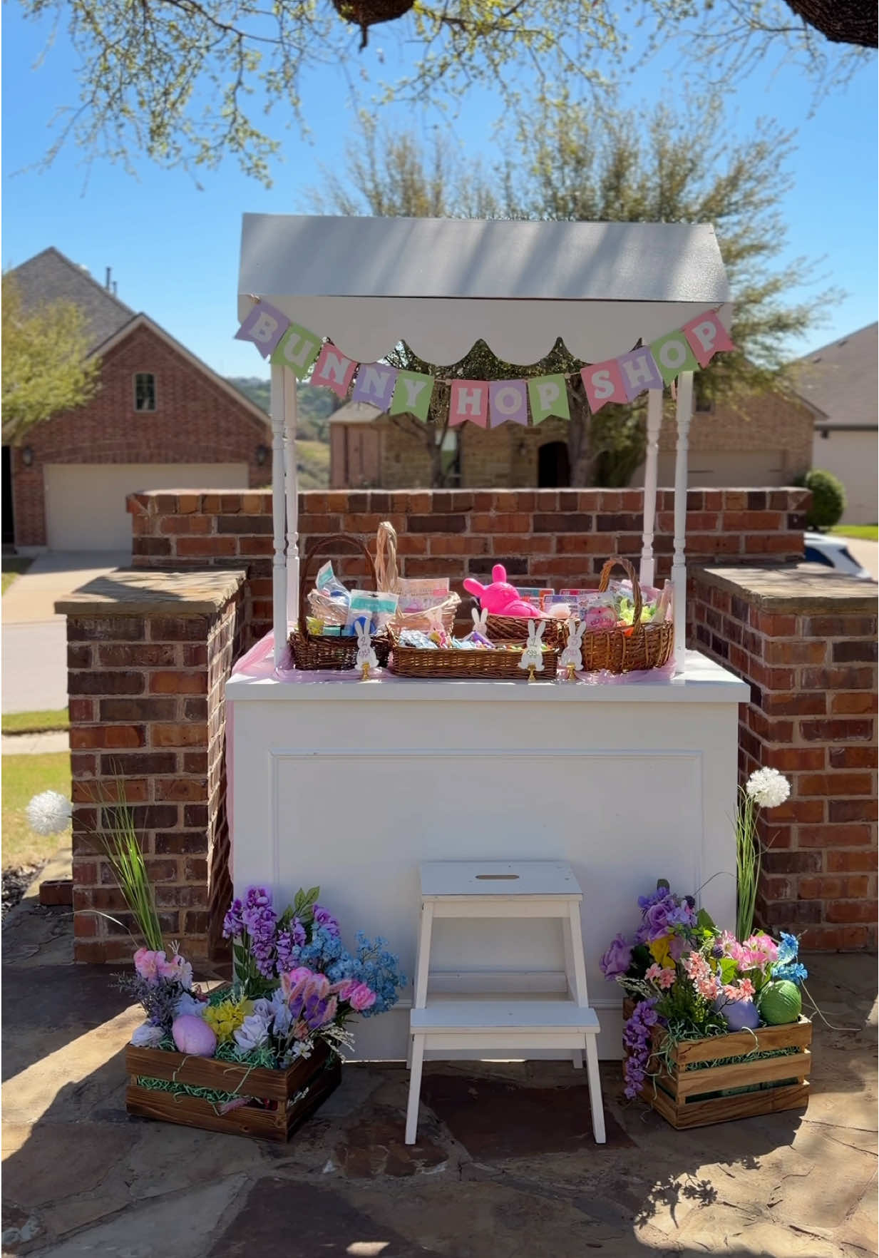 This is your sign to host an EGG HUNT this Easter! 🐣 You don’t have to fill the eggs, just leave them empty and have the kids trade them in for prizes afterwards! Paired with a nice brunch and mimosas for the parents… the perfect Sunday! 🐰💐🥕💕 Thank you @Jaz for magically appearing from Dallas and saving the day with all your help! 🫶🏽